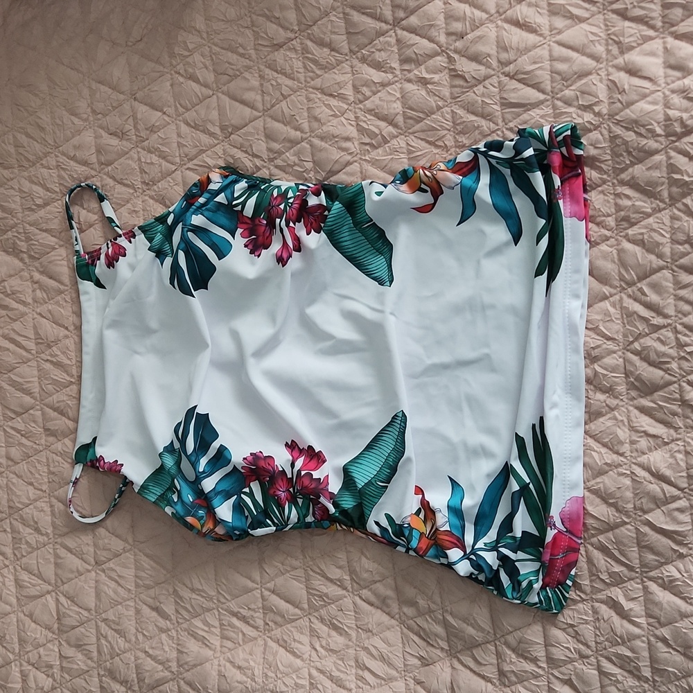 3/20 Floral tankini top size medium
